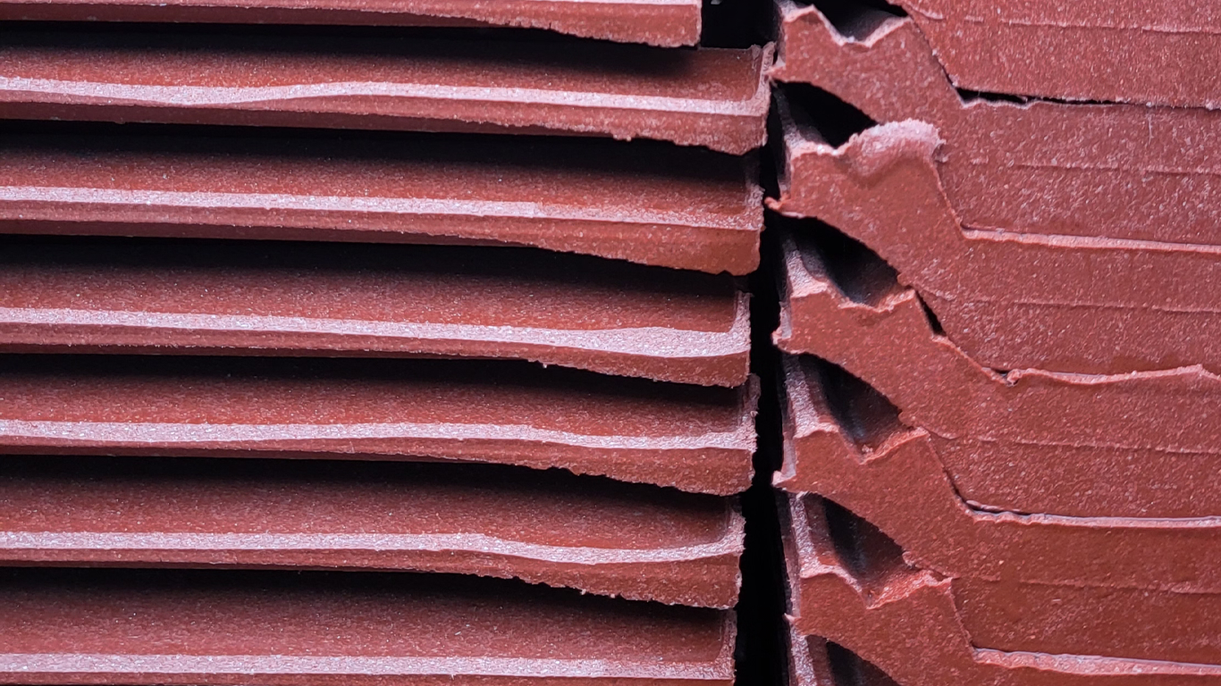 tigla rosie din materiale plastice reciclabile